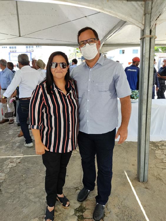 A vereadora Andrea e Léo, secretário de assistência social do município de Itororó 